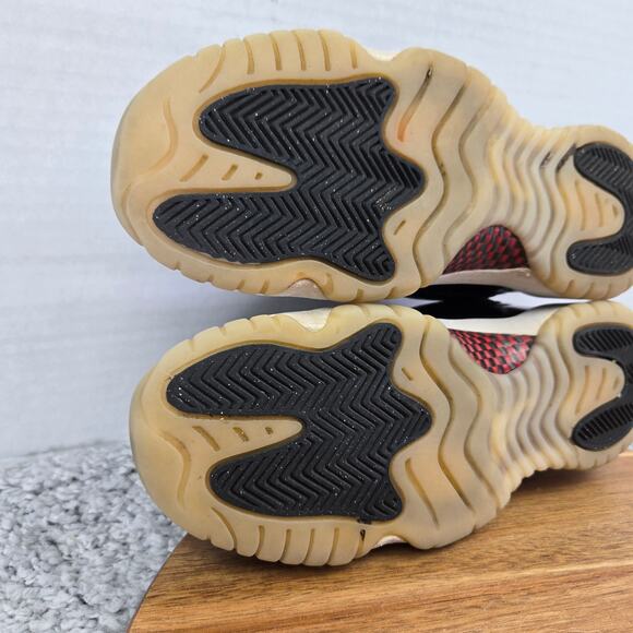 Jordan 11 Retro Low 72-10 GS Black Red Athletic Daily Sneaker Kids 7Y 528896-001 - Picture 10 of 13